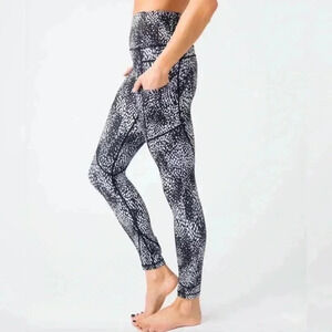 Zyia - Black Viper Pocket Light n Tight Hi-Rise Leggings